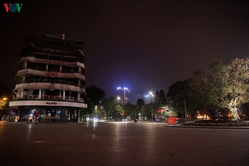 ha noi tinh lang trong toi truoc khi noi long gian cach xa hoi hinh 4