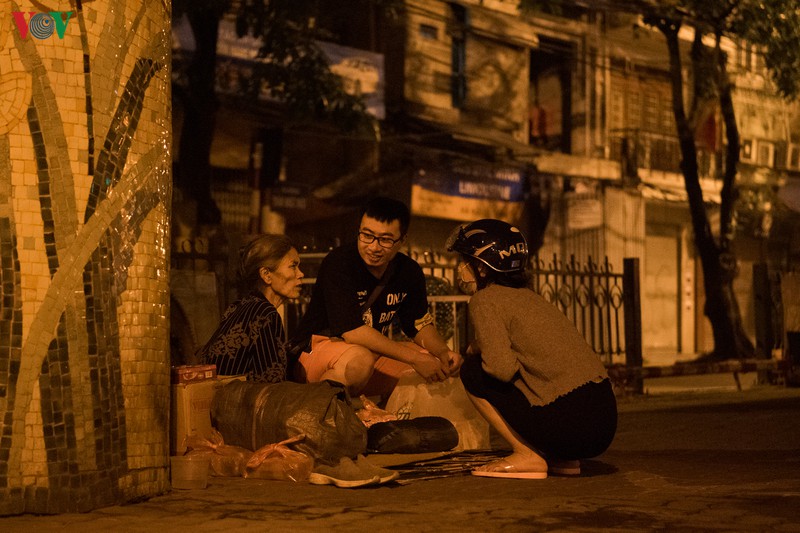 ha noi tinh lang trong toi truoc khi noi long gian cach xa hoi hinh 13