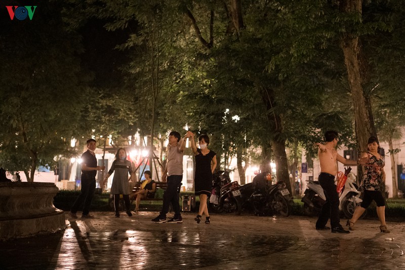 ha noi tinh lang trong toi truoc khi noi long gian cach xa hoi hinh 10