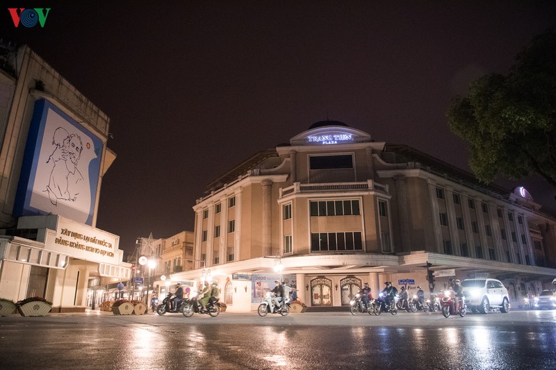 ha noi tinh lang trong toi truoc khi noi long gian cach xa hoi hinh 1