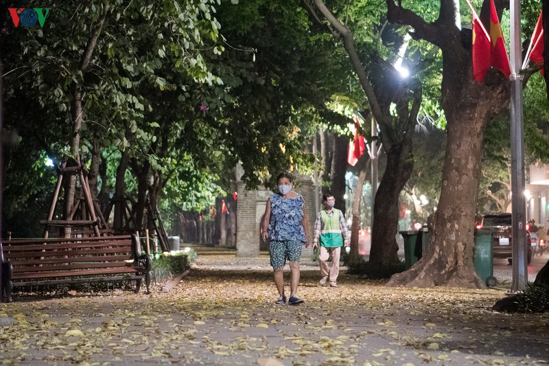 ha noi tinh lang trong toi truoc khi noi long gian cach xa hoi hinh 9