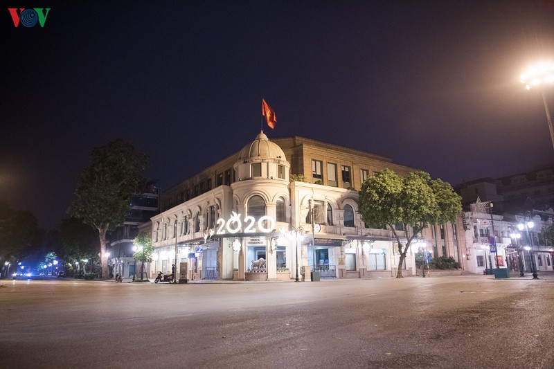 ha noi tinh lang trong toi truoc khi noi long gian cach xa hoi hinh 8