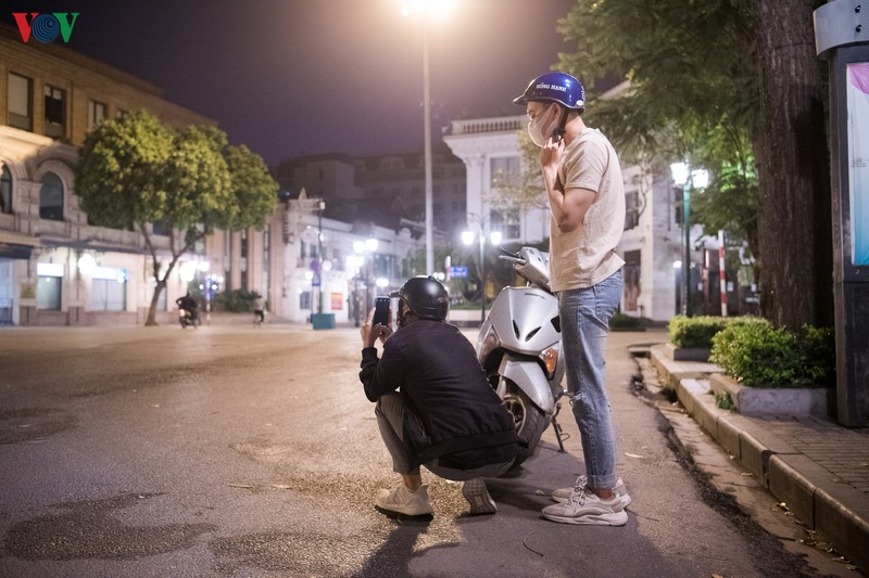 ha noi tinh lang trong toi truoc khi noi long gian cach xa hoi hinh 7