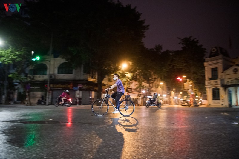 ha noi tinh lang trong toi truoc khi noi long gian cach xa hoi hinh 2