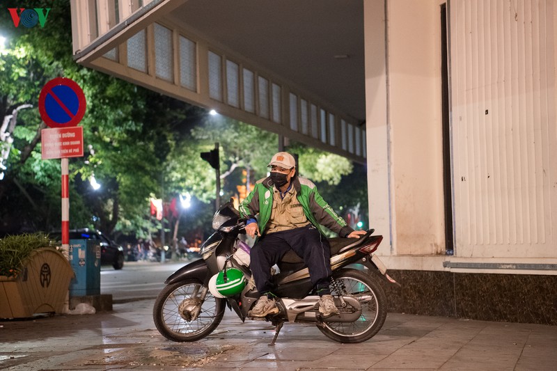 ha noi tinh lang trong toi truoc khi noi long gian cach xa hoi hinh 12