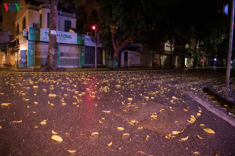 ha noi tinh lang trong toi truoc khi noi long gian cach xa hoi hinh 14