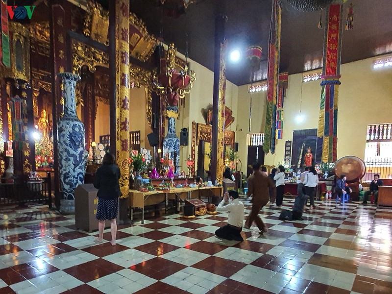 nhieu nguoi di le phu tay ho trong ngay dau noi long cach ly xa hoi hinh 13