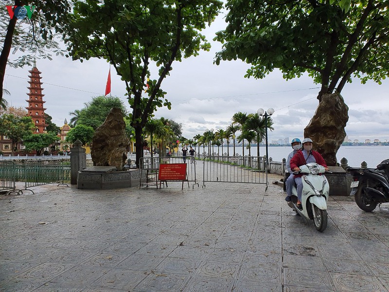nhieu nguoi di le phu tay ho trong ngay dau noi long cach ly xa hoi hinh 15