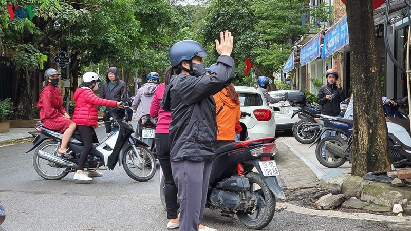 nhieu nguoi di le phu tay ho trong ngay dau noi long cach ly xa hoi hinh 3