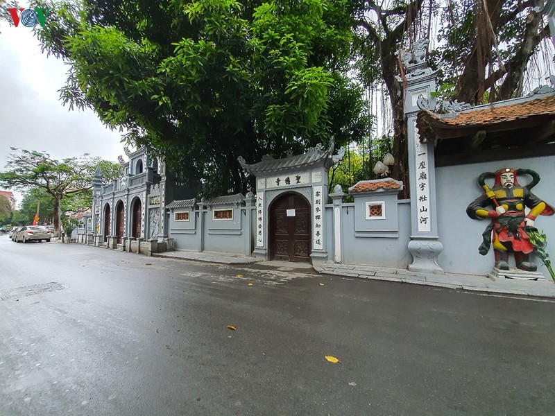 nhieu nguoi di le phu tay ho trong ngay dau noi long cach ly xa hoi hinh 17