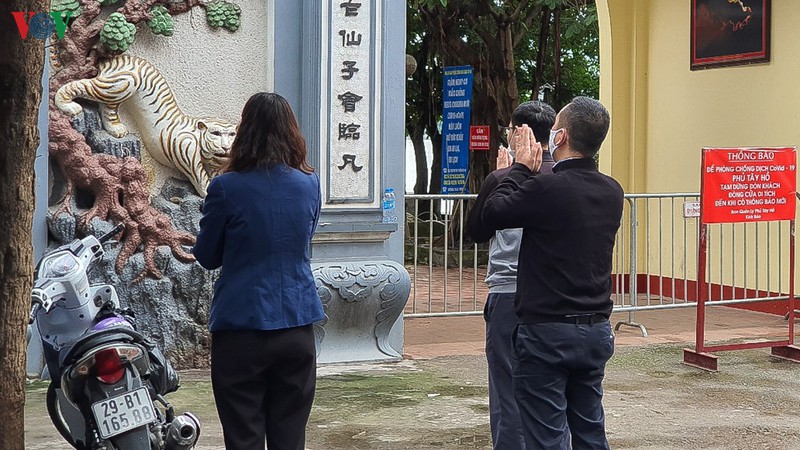 nhieu nguoi di le phu tay ho trong ngay dau noi long cach ly xa hoi hinh 10
