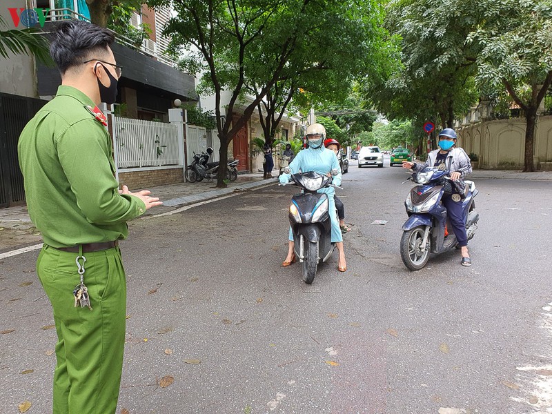 nhieu nguoi di le phu tay ho trong ngay dau noi long cach ly xa hoi hinh 5