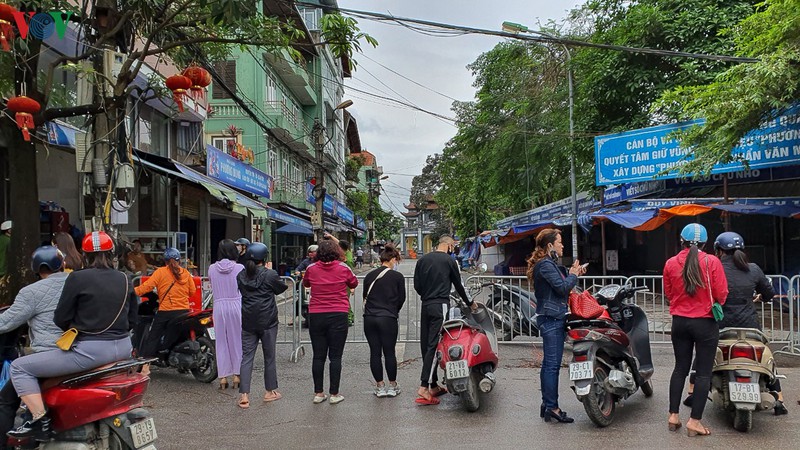 nhieu nguoi di le phu tay ho trong ngay dau noi long cach ly xa hoi hinh 1