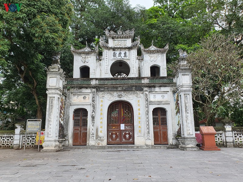nhieu nguoi di le phu tay ho trong ngay dau noi long cach ly xa hoi hinh 16