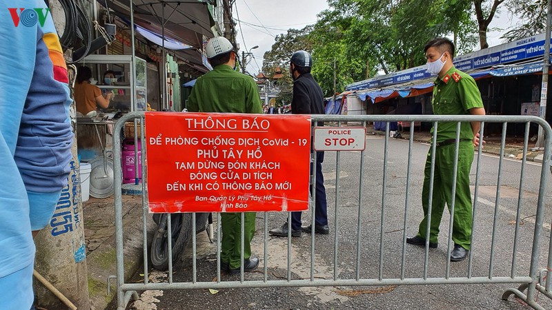 nhieu nguoi di le phu tay ho trong ngay dau noi long cach ly xa hoi hinh 2
