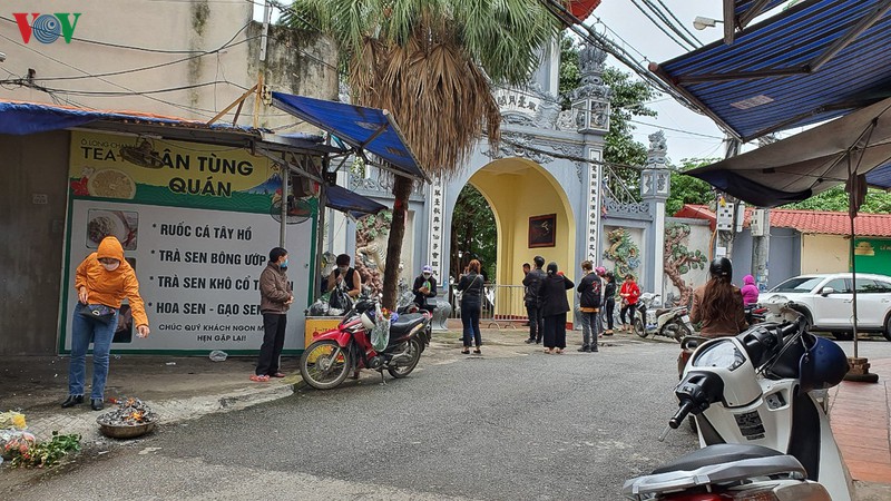 nhieu nguoi di le phu tay ho trong ngay dau noi long cach ly xa hoi hinh 7