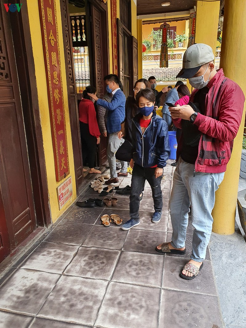 nhieu nguoi di le phu tay ho trong ngay dau noi long cach ly xa hoi hinh 12
