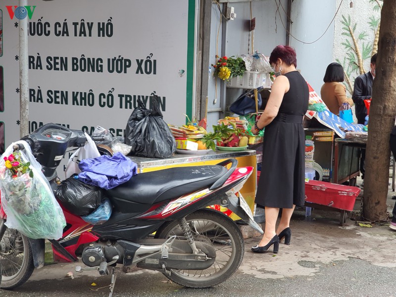nhieu nguoi di le phu tay ho trong ngay dau noi long cach ly xa hoi hinh 9