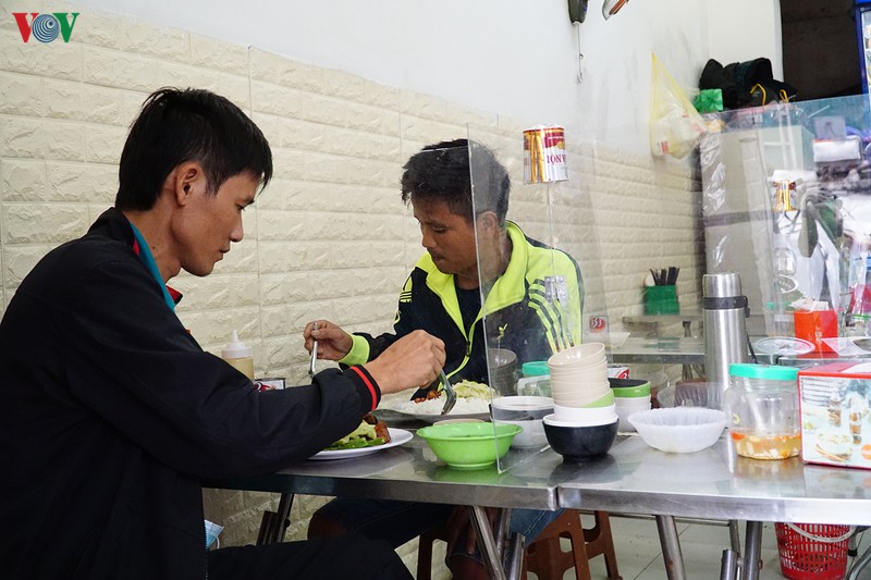 doc dao cac quan an dung tam chan chong giot ban phong chong dich covid-19 hinh 13