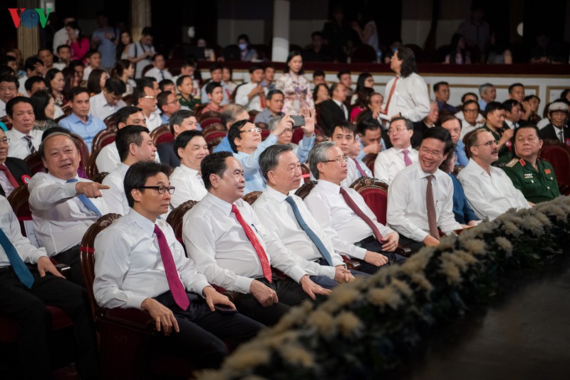 toan canh le trao giai thuong sang tac ve chu de hoc tap, lam theo bac ho hinh 2