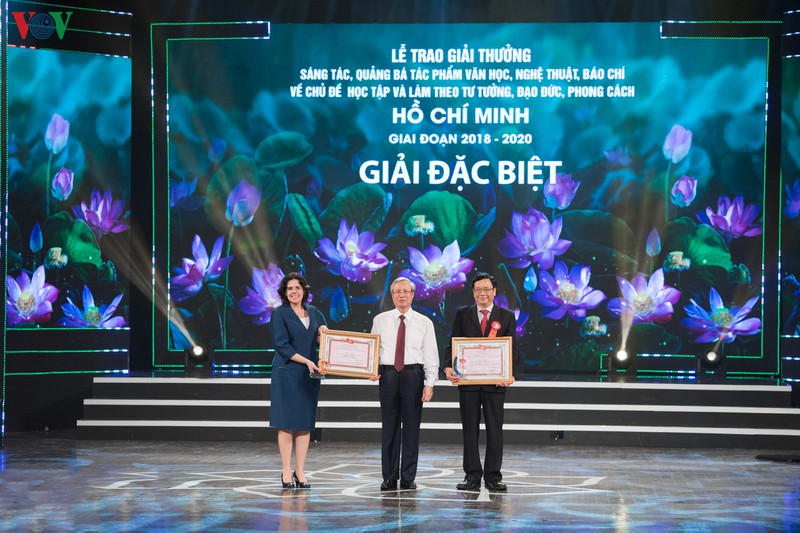 toan canh le trao giai thuong sang tac ve chu de hoc tap, lam theo bac ho hinh 5