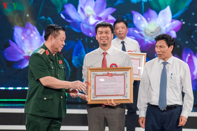 toan canh le trao giai thuong sang tac ve chu de hoc tap, lam theo bac ho hinh 12