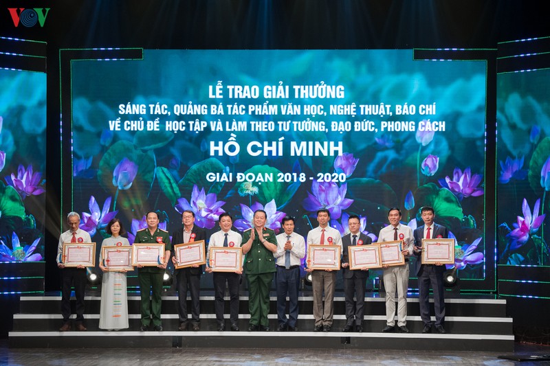 toan canh le trao giai thuong sang tac ve chu de hoc tap, lam theo bac ho hinh 11