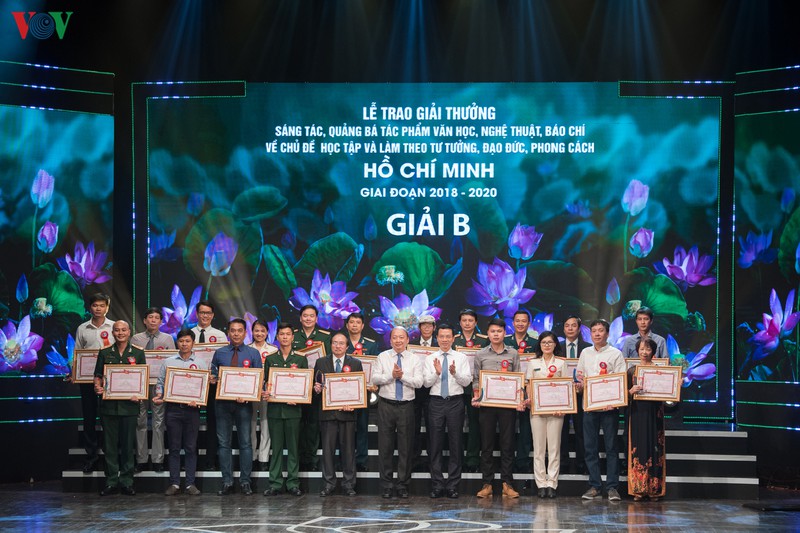 toan canh le trao giai thuong sang tac ve chu de hoc tap, lam theo bac ho hinh 10