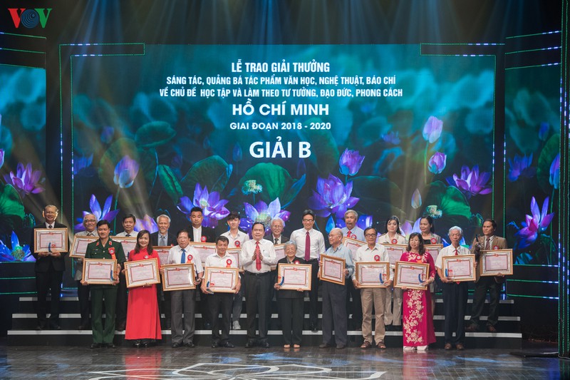 toan canh le trao giai thuong sang tac ve chu de hoc tap, lam theo bac ho hinh 9