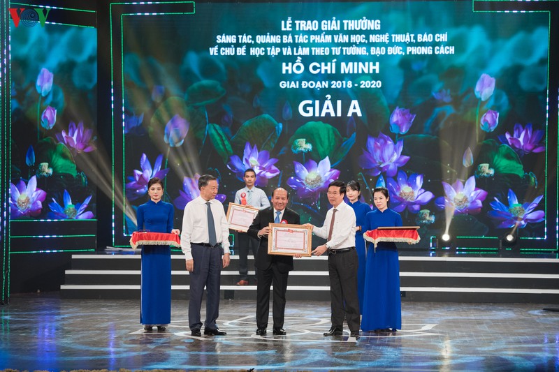toan canh le trao giai thuong sang tac ve chu de hoc tap, lam theo bac ho hinh 8