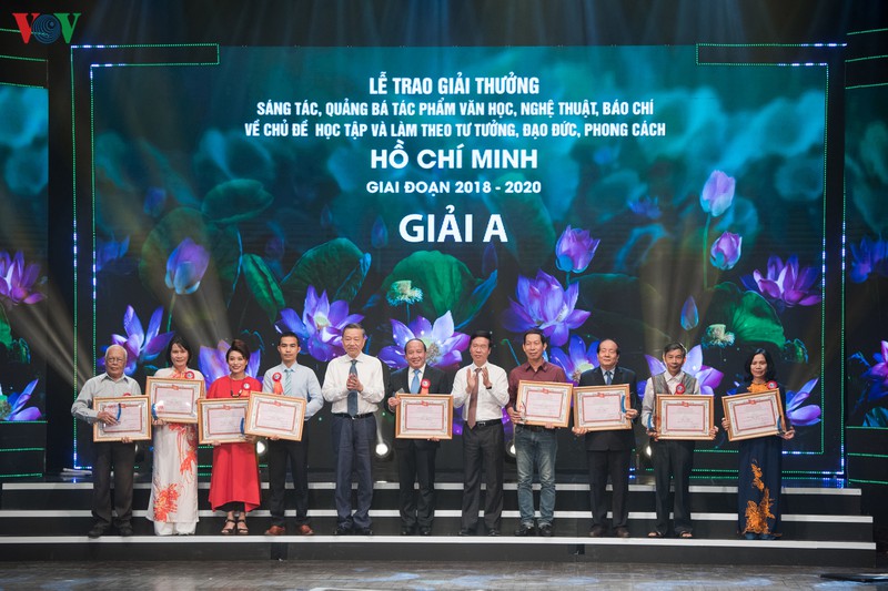 toan canh le trao giai thuong sang tac ve chu de hoc tap, lam theo bac ho hinh 7