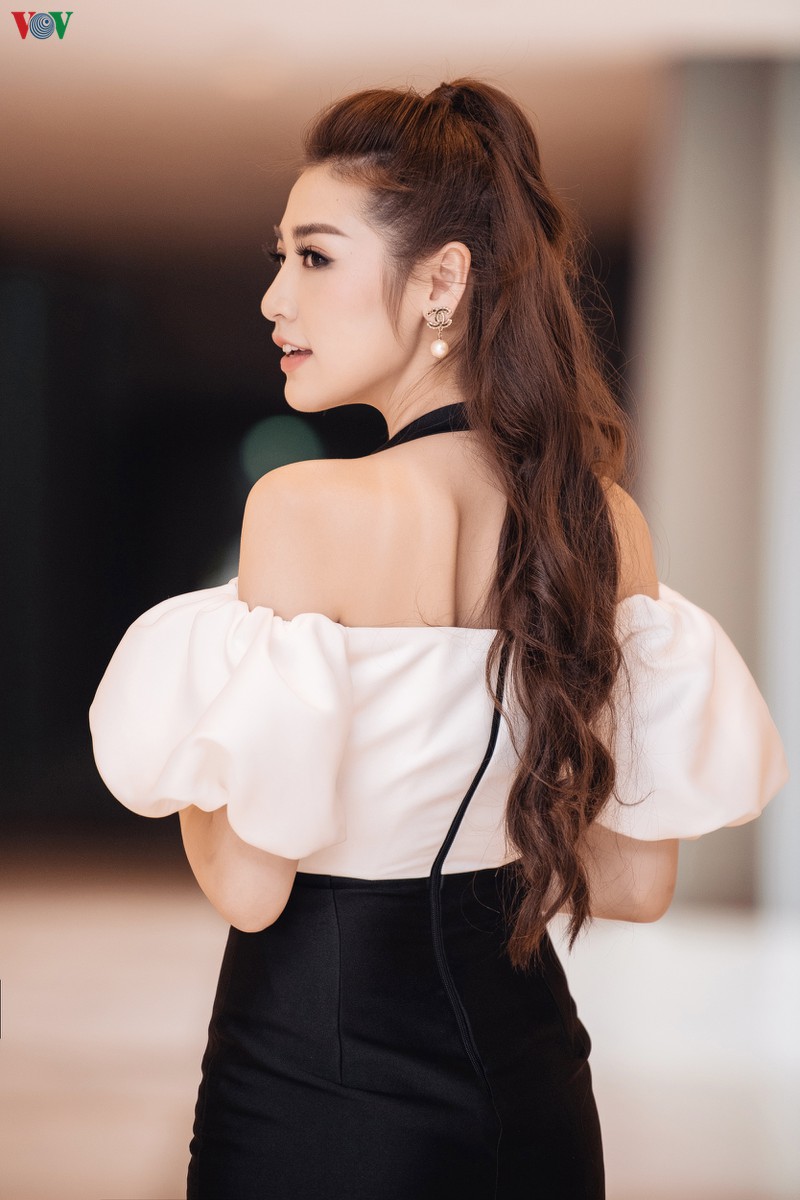 a hau tu anh khoe dang "mon con mat" voi dam tre vai hinh 3
