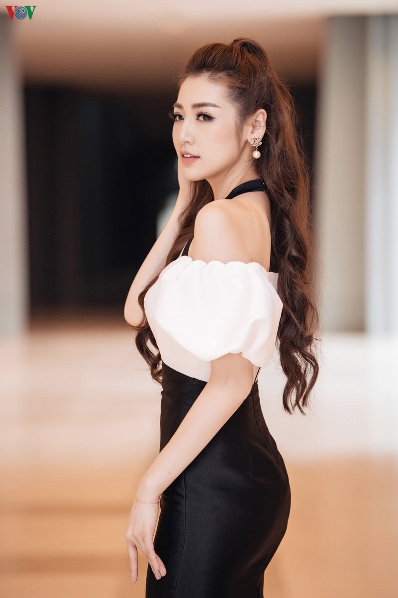 a hau tu anh khoe dang "mon con mat" voi dam tre vai hinh 4