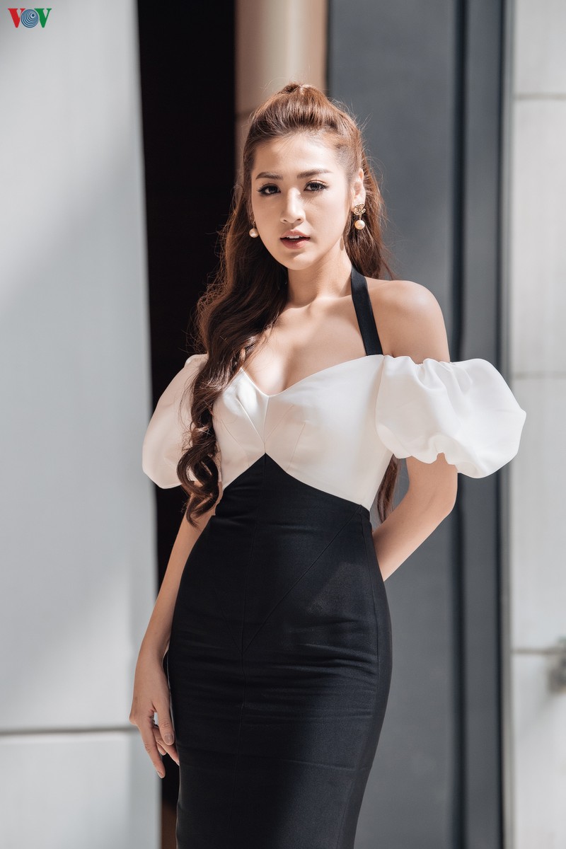 a hau tu anh khoe dang "mon con mat" voi dam tre vai hinh 16