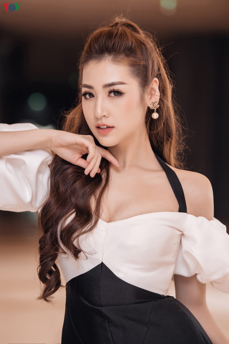 a hau tu anh khoe dang "mon con mat" voi dam tre vai hinh 13
