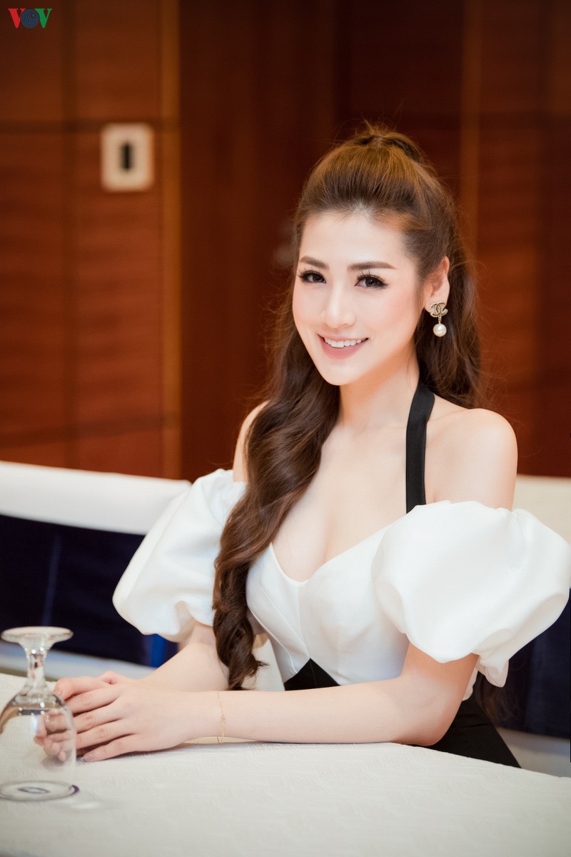 a hau tu anh khoe dang "mon con mat" voi dam tre vai hinh 10