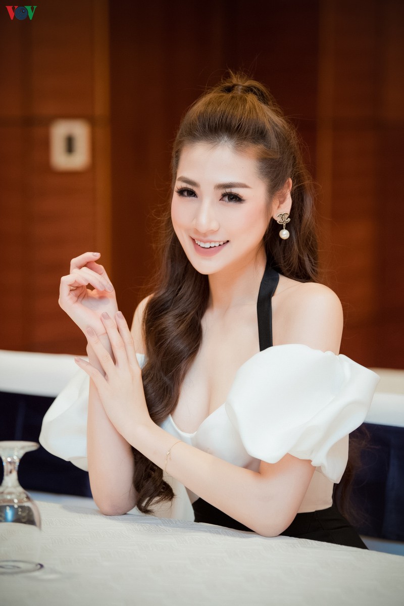 a hau tu anh khoe dang "mon con mat" voi dam tre vai hinh 8