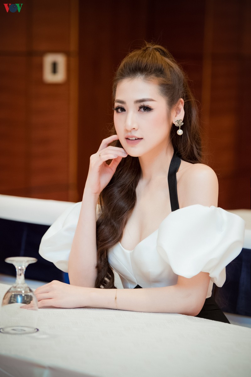 a hau tu anh khoe dang "mon con mat" voi dam tre vai hinh 9