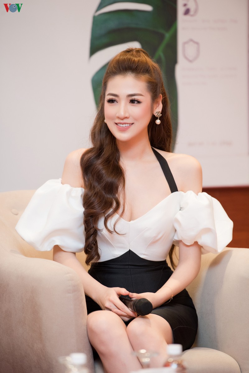 a hau tu anh khoe dang "mon con mat" voi dam tre vai hinh 7