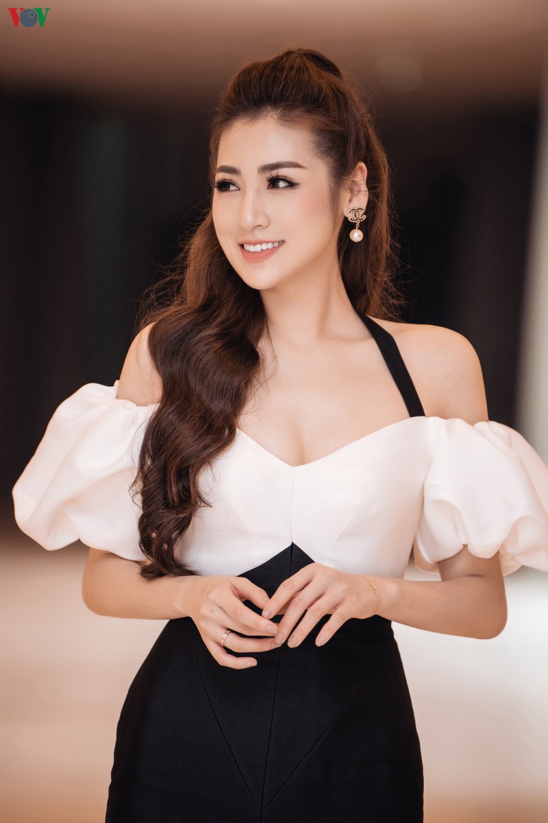 chuyen showbiz: sieu mau xuan lan tiet lo anh dam hoi bi mat hinh 2