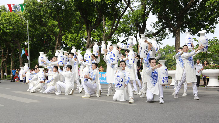 le hoi duong pho ha noi: tung bung va dam sac mau truyen thong hinh 9