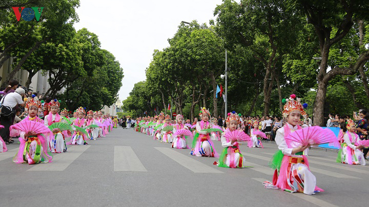 le hoi duong pho ha noi: tung bung va dam sac mau truyen thong hinh 10