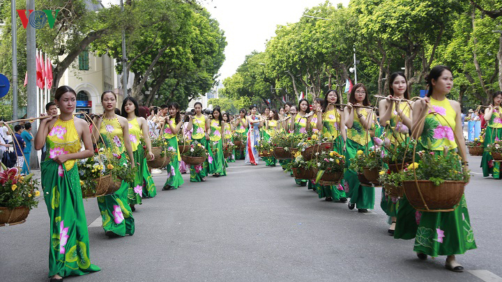 le hoi duong pho ha noi: tung bung va dam sac mau truyen thong hinh 11