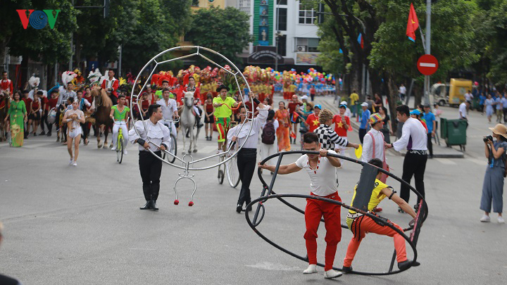 le hoi duong pho ha noi: tung bung va dam sac mau truyen thong hinh 16