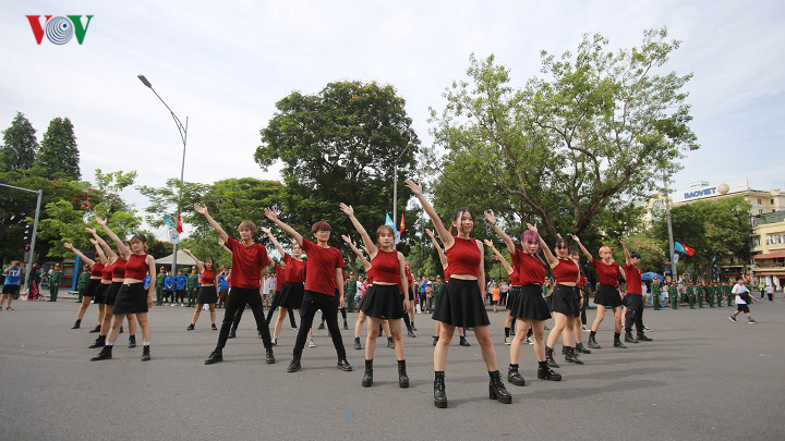 le hoi duong pho ha noi: tung bung va dam sac mau truyen thong hinh 17