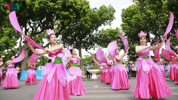 le hoi duong pho ha noi: tung bung va dam sac mau truyen thong hinh 2