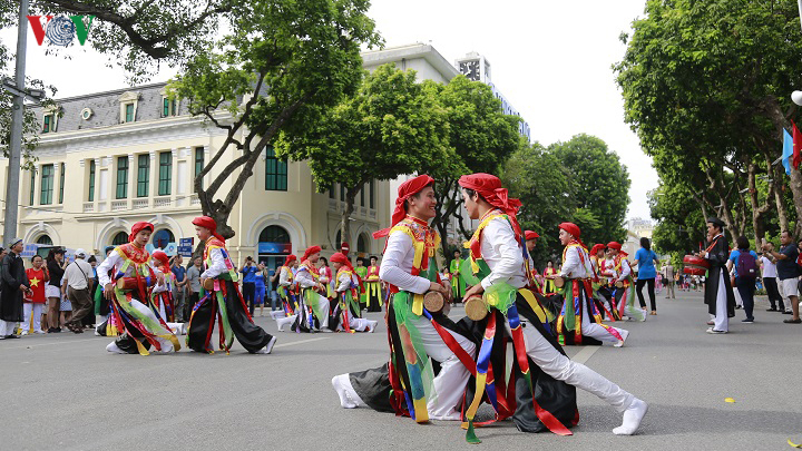 le hoi duong pho ha noi: tung bung va dam sac mau truyen thong hinh 4
