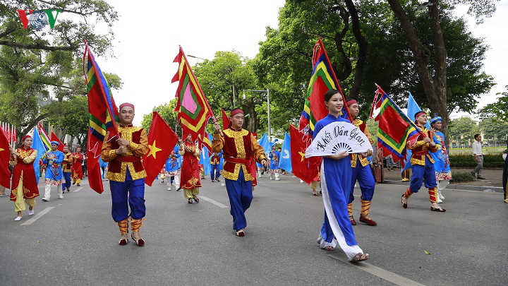 le hoi duong pho ha noi: tung bung va dam sac mau truyen thong hinh 5