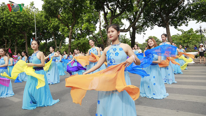 le hoi duong pho ha noi: tung bung va dam sac mau truyen thong hinh 6