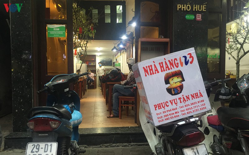 lo ngai dich covid 19, nhieu hang quan o ha noi e am, vang khach hinh 10